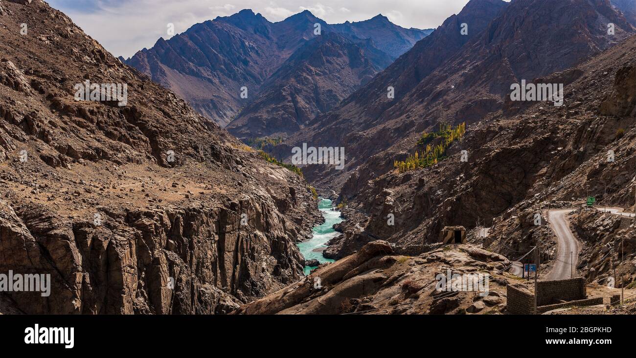 Vista della catena montuosa di Ladakh da Leh in India Foto Stock