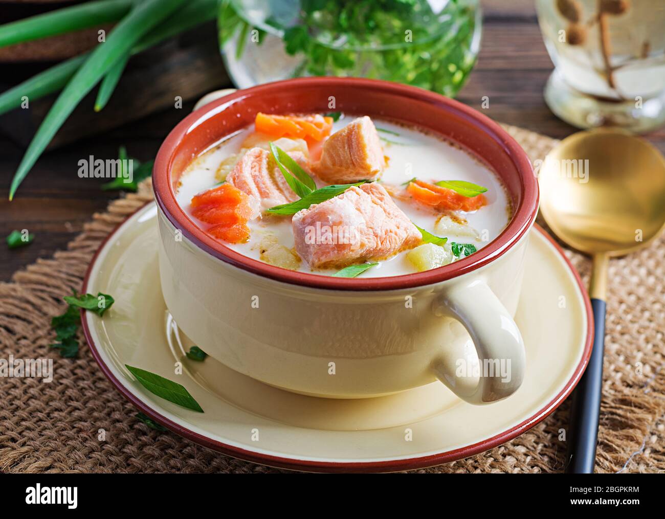 Kalakeitto. Zuppa cremosa con salmone, patate, cipolle e carote e in una ciotola. Cucina finlandese/karelian. Lohikeitto Foto Stock