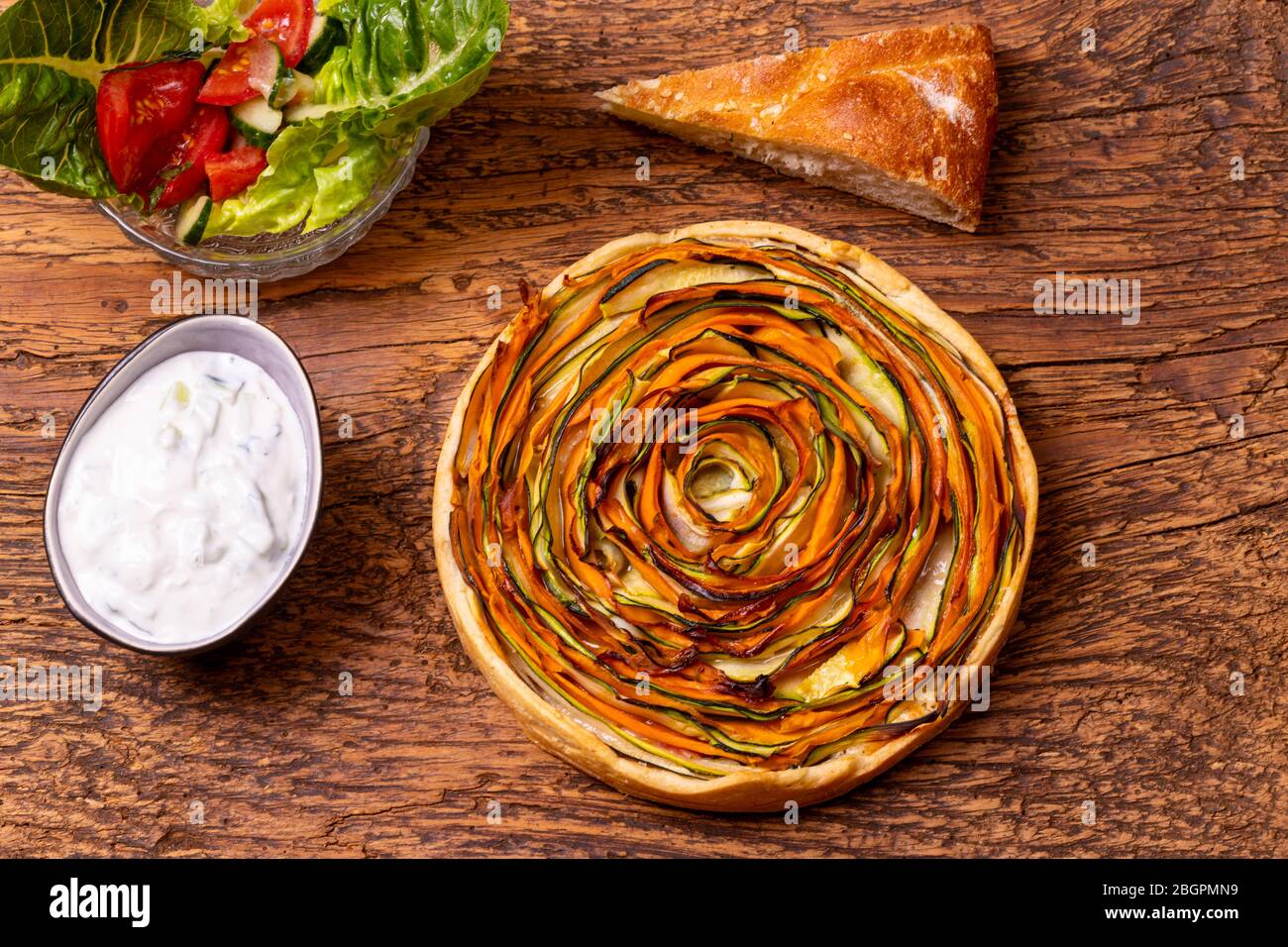 Torta di pasta frolla con carote e zucchine su legno Foto Stock