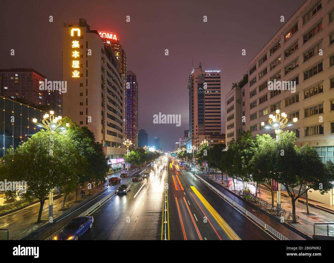 Kunming, Cina - 20 settembre 2017: Autostrada nel centro di Kunming di notte. Foto Stock