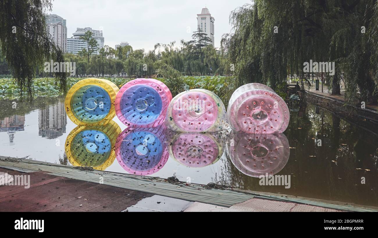 Palline da passeggio in un parco in una giornata piovosa, immagine retrò dai colori tonici, Kunming, Cina. Foto Stock