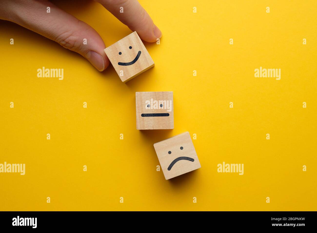 Concetto di buona valutazione con icone su blocchi di legno. Primo piano. Foto Stock