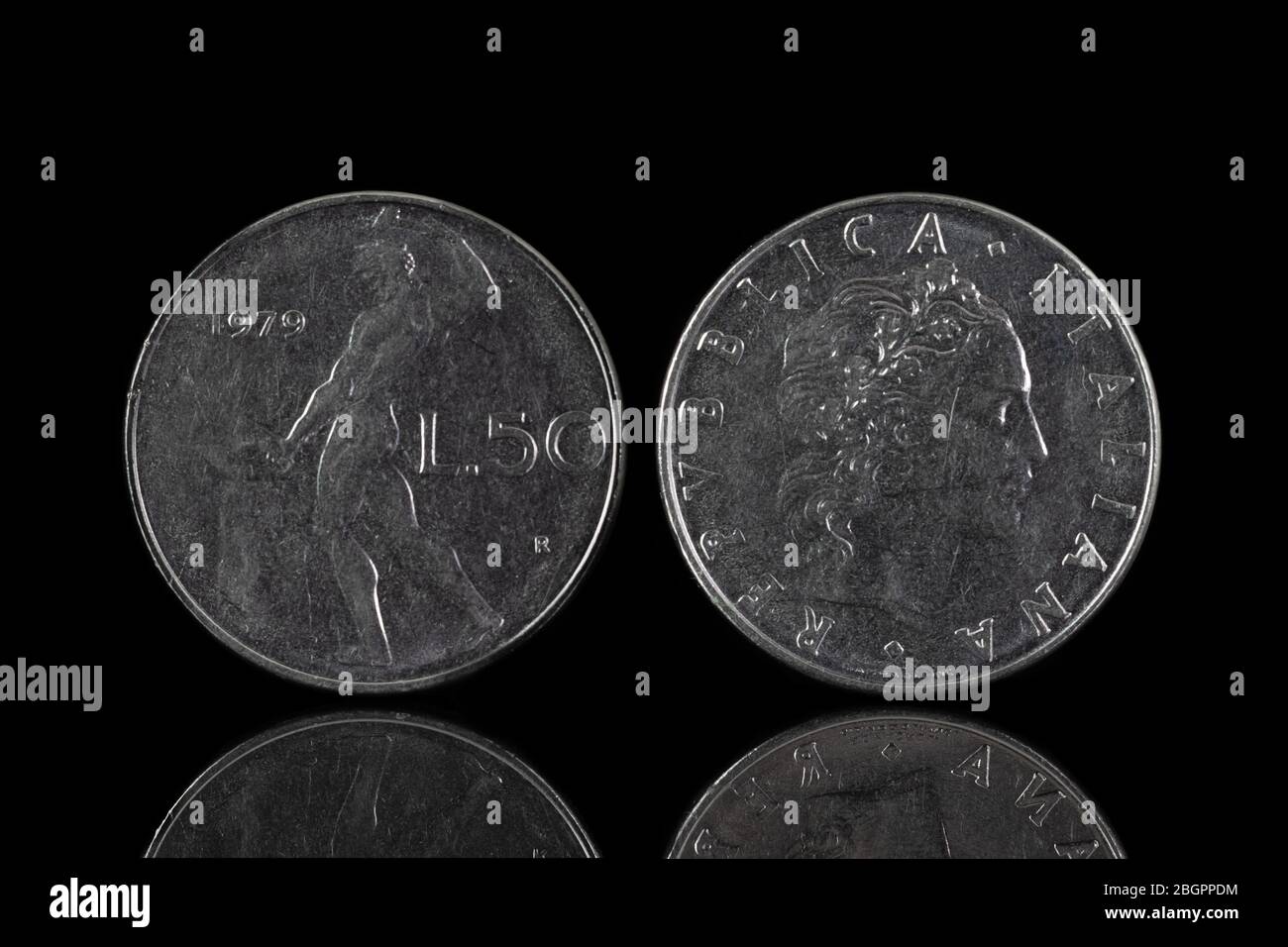 50 moneta italiana di lira del 1979 isolata su nero, entrambi i lati Foto Stock