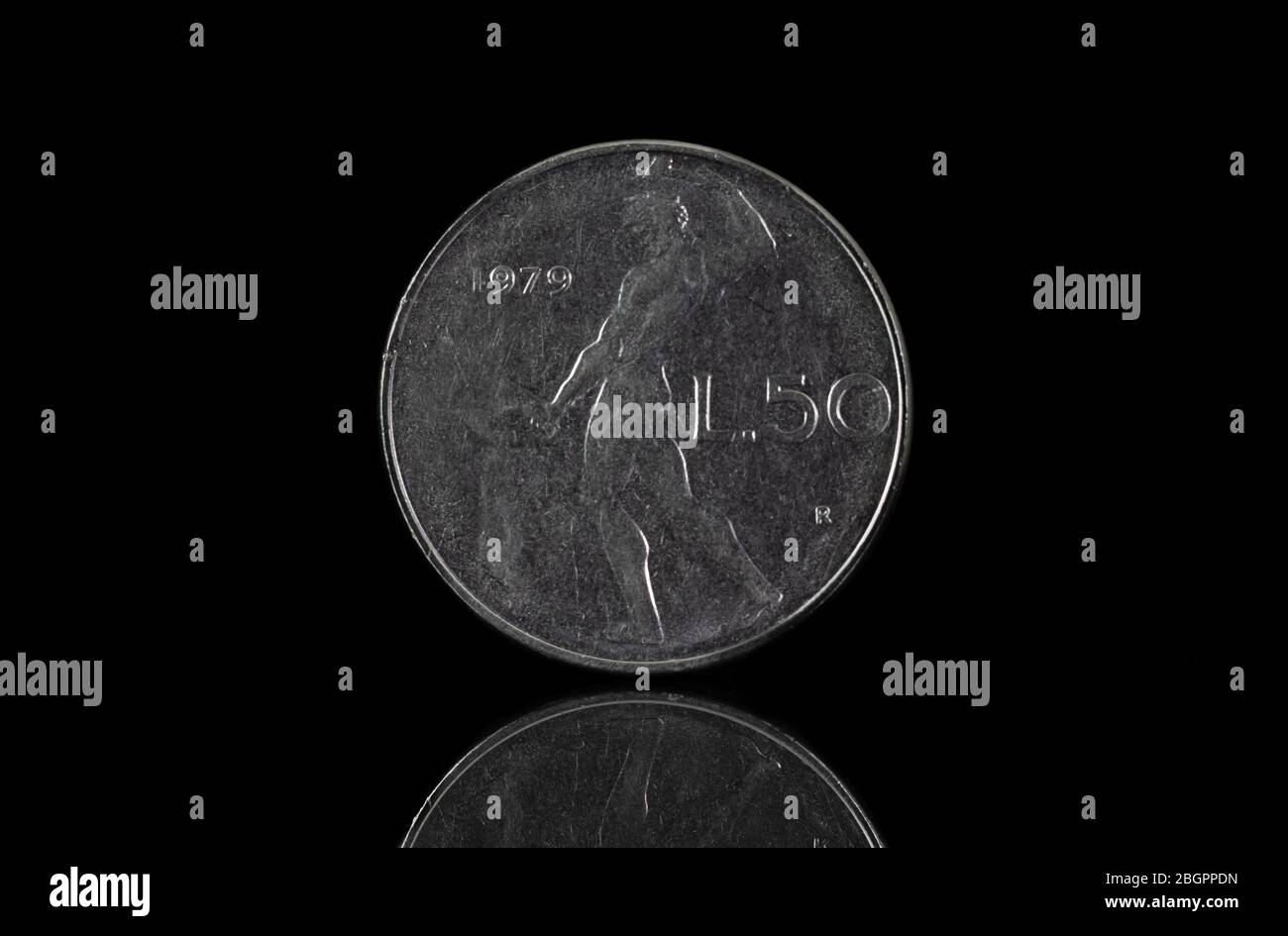 50 moneta italiana di lira del 1979 isolata su nero Foto Stock