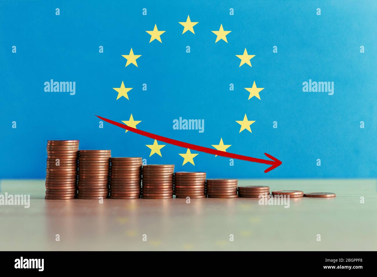 Foto di stock del concetto di crisi economica e recessione in Europa con scala discendente di monete e bandiera in background Foto Stock