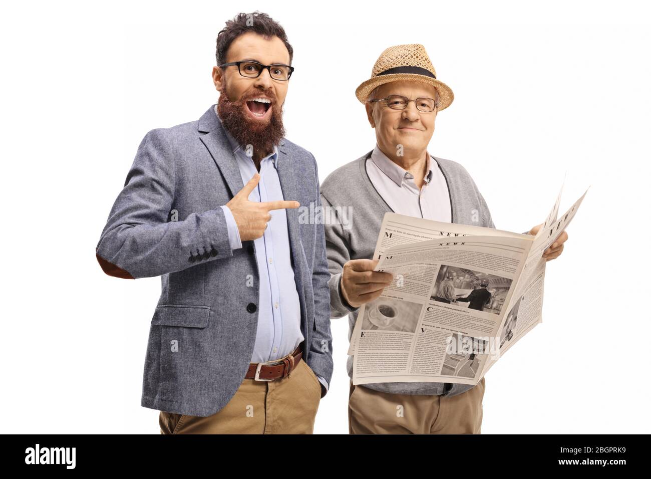 Uomo bearded ridendo e indicando un uomo anziano con un giornale isolato su sfondo bianco Foto Stock