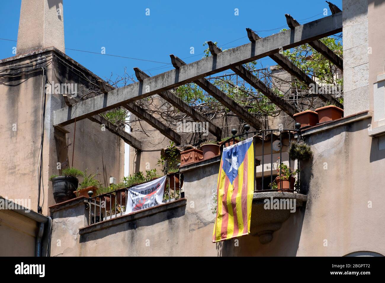 Bandiera catalana su un balcone per simboleggiare la lotta per l'indipendenza della Catalogna dalla Spagna Foto Stock