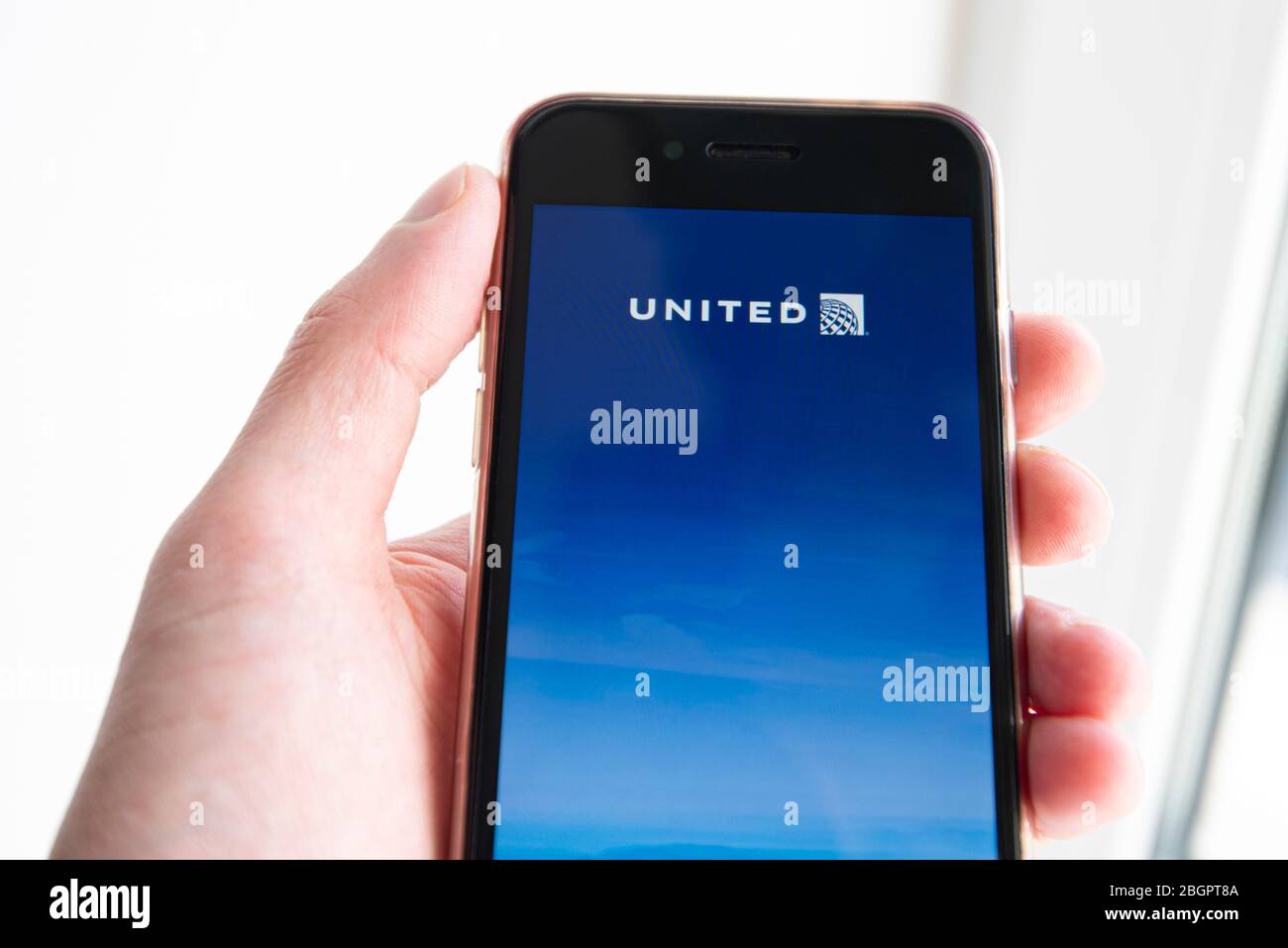 BERLINO - Apr 22: App mobile della compagnia aerea United Continental. Logo United Continental Holdings sullo schermo del telefono a Berlino il 22 aprile. 2020 in Germania Foto Stock