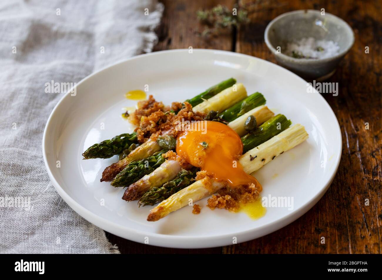 Aspatago bianco e verde arrosto con capperi e condimento di senape e tuorlo d'uovo stagionato Foto Stock