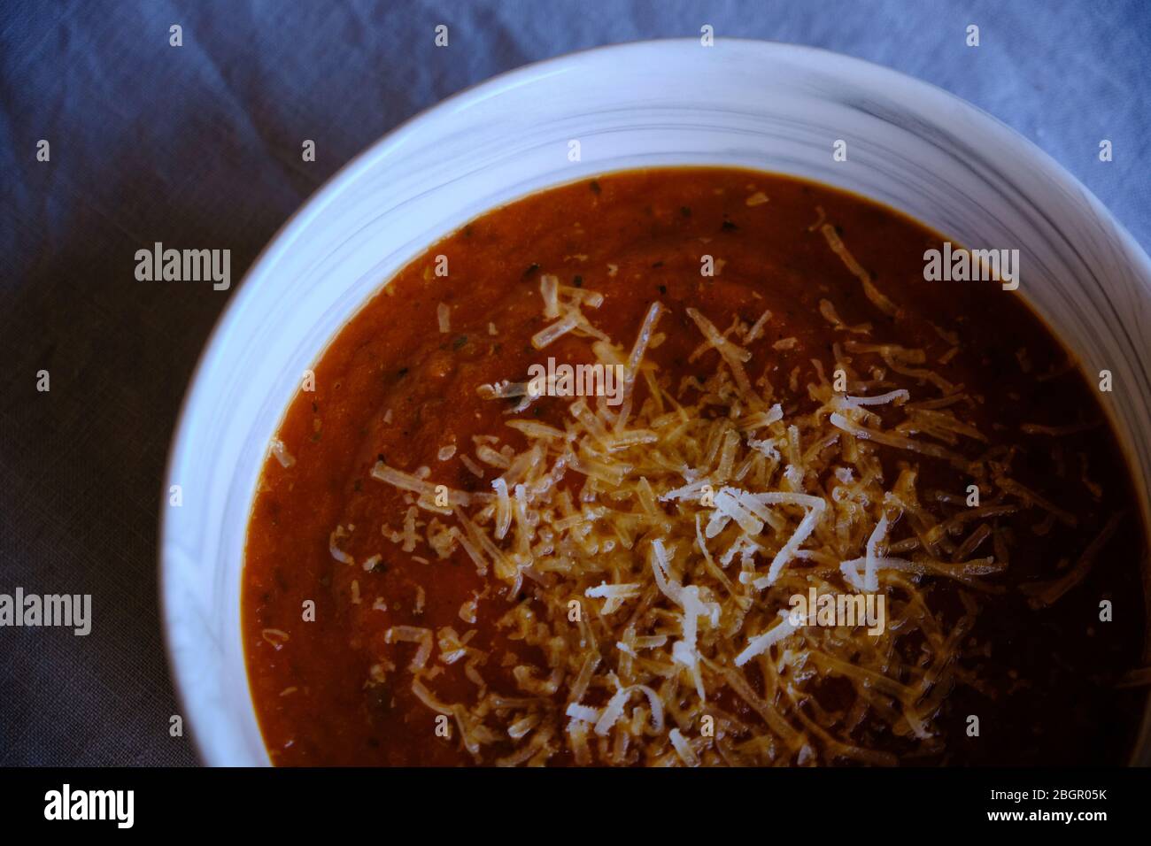 Zuppa di pomodoro fatta in casa con parmigiano Foto Stock