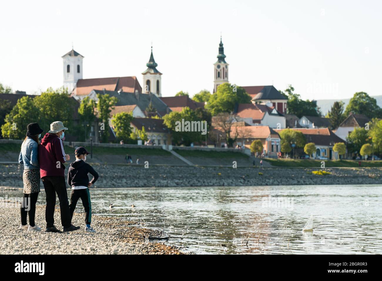 Passeggiata turistica in maschera chirurgica sulle rive del Danubio a Szentendre, Ungheria, Europa. Foto Stock