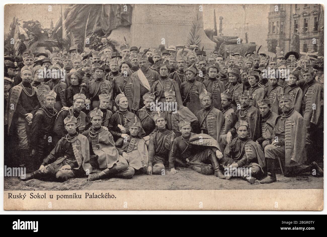 Foto di gruppo degli atleti del club sportivo russo Sokol posto di fronte al Monumento a František Palacký durante il 6 ° Sokol festival di ginnastica di massa (VI. všesokolský slet) nel 1912 a Praga, Impero austro-ungarico (ora nella Repubblica Ceca). Fotografia d'epoca in bianco e nero di un fotografo sconosciuto pubblicata sulla cartolina d'epoca austro-ungarica in occasione del 6° Sokol Mass Gymnastics Festival e pubblicata dalla casa editrice Minerva. Per gentile concessione della collezione di Postcard di Azoor. Foto Stock