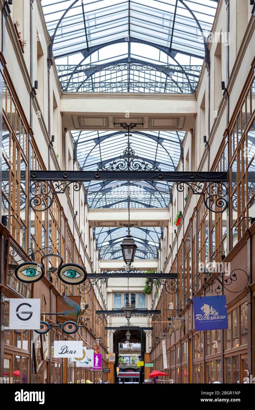 Scopri le indicazioni lungo Passage du Grand Cerf - uno dei tanti passaggi coperti, Parigi Francia Foto Stock