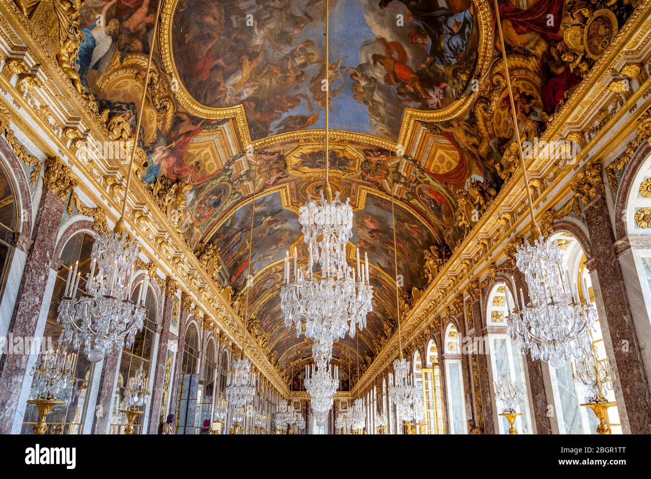 Soffitto e lampadari (Lustre) nella Sala degli Specchi, Chateau de Versailles, Francia Foto Stock