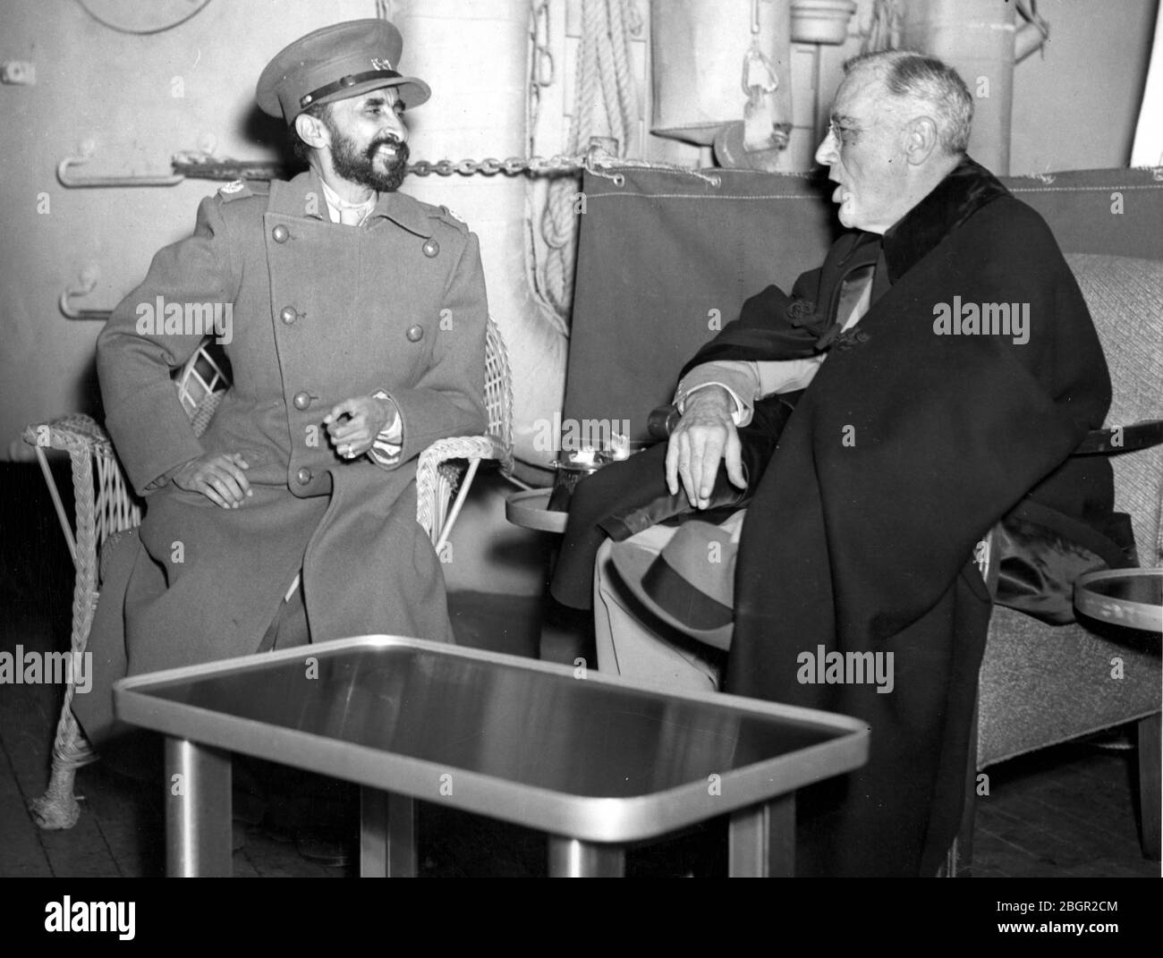 L'imperatore Haile Selassie i (1892-1975) di Etiopia, Africa, incontra il presidente degli Stati Uniti Franklin D. Roosevelt (1882-1945) a bordo della nave della Marina USS Quincy, nel canale di Suez. Si sono riuniti durante la seconda Guerra Mondiale, il 13 febbraio 1945, subito dopo la Conferenza di Yalta. Quando era più giovane, Selassie era un principe ereditario, poi re e reggente, poi imperatore dal 1930 al 1974. Fu assassinato nel 1975. Per vedere le mie altre immagini relative alla WW II, Cerca: Prestor vintage WW II African Foto Stock