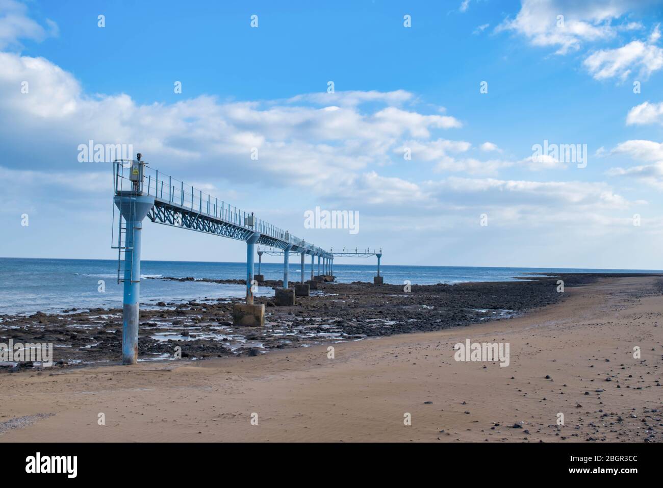 Playa Honda, Lanzarote la costruzione della guida di atterraggio dell'aeroporto è sulla spiaggia. Foto Stock