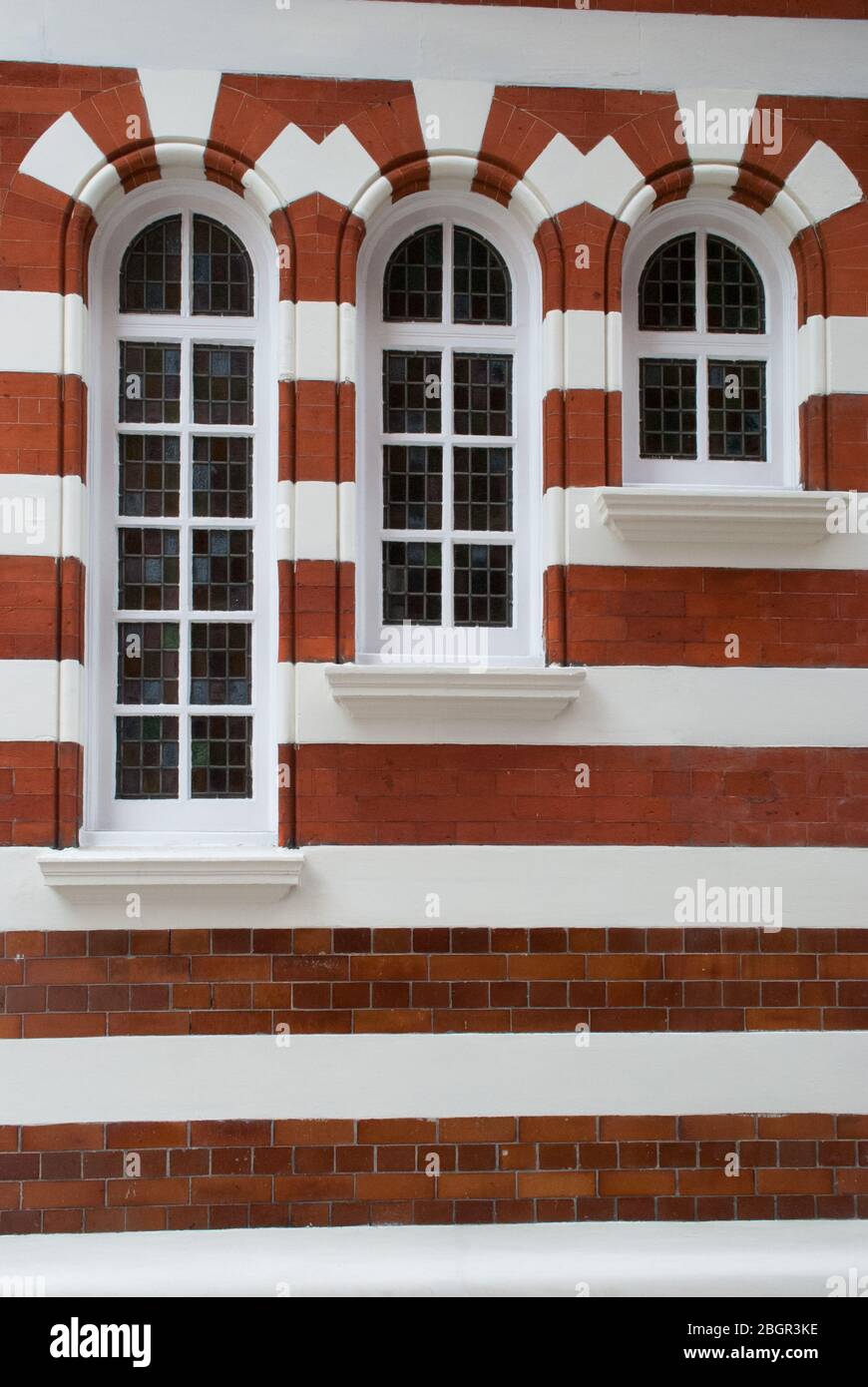 Gruppo di Tall Narrow Windows Brick Brick Red Brick Stone piastrelle Ceramic arcate Windows nella città di Westminster, Londra, SW1 Foto Stock