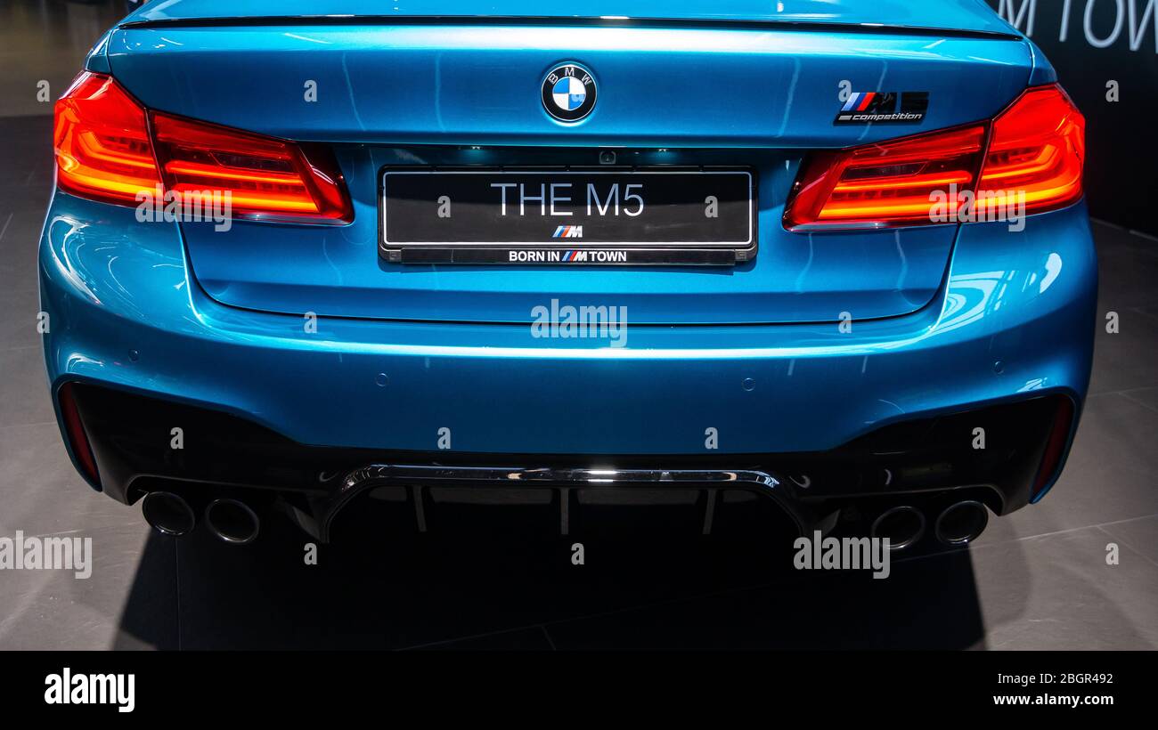 Luci posteriori blu BMW M5, Monaco, Germania, marzo 2020 Foto Stock