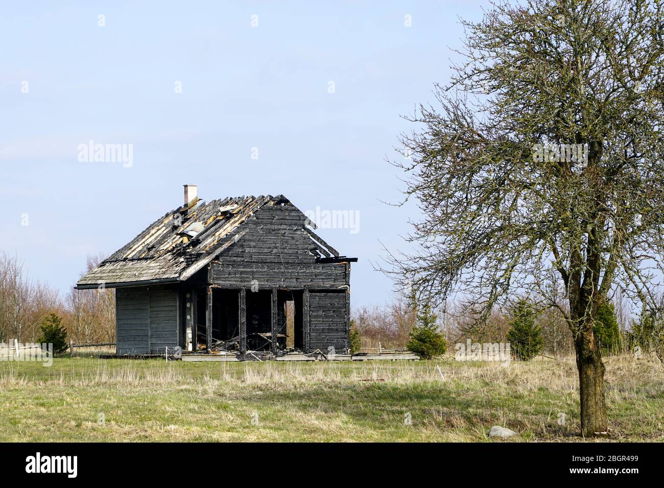 bruciato due piani casa in legno in zona rurale Foto Stock