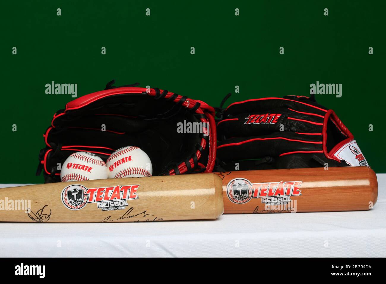Logo Tecate, guanto, palla, pipistrello, accessori baseball, equipaggiamento da baseball, Logotipo Tecate, Guante, pelota, bat,accessori del Besbol, equipaggiamento de B. Foto Stock