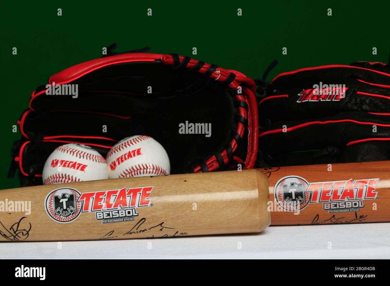 Logo Tecate, guanto, palla, pipistrello, accessori baseball, equipaggiamento da baseball, Logotipo Tecate, Guante, pelota, bat,accessori del Besbol, equipaggiamento de B. Foto Stock