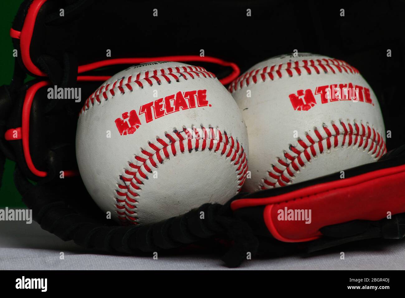 Logo Tecate, guanto, palla, pipistrello, accessori baseball, equipaggiamento da baseball, Logotipo Tecate, Guante, pelota, bat,accessori del Besbol, equipaggiamento de B. Foto Stock