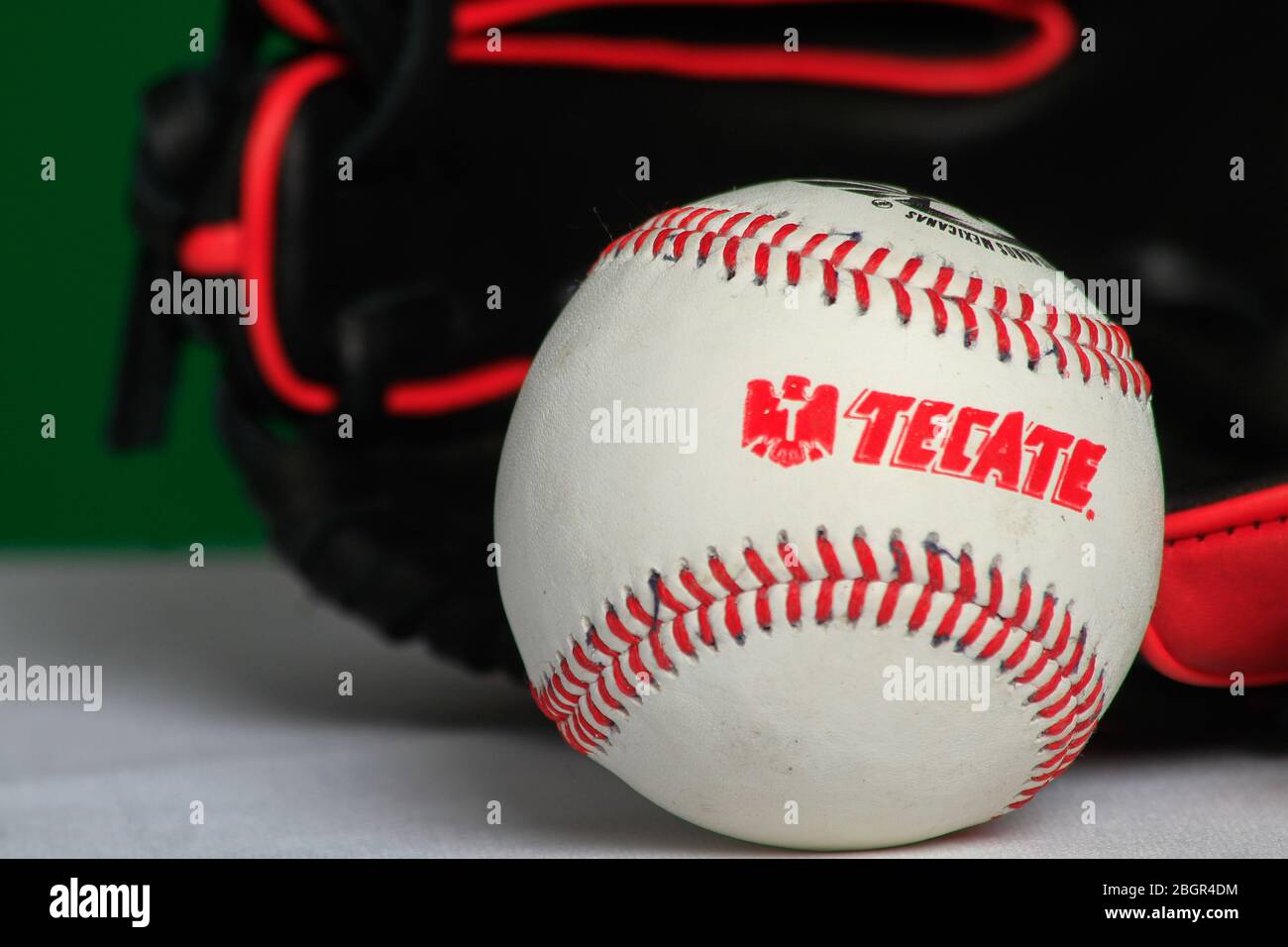 Logo Tecate, guanto, palla, pipistrello, accessori baseball, equipaggiamento da baseball, Logotipo Tecate, Guante, pelota, bat,accessori del Besbol, equipaggiamento de B. Foto Stock