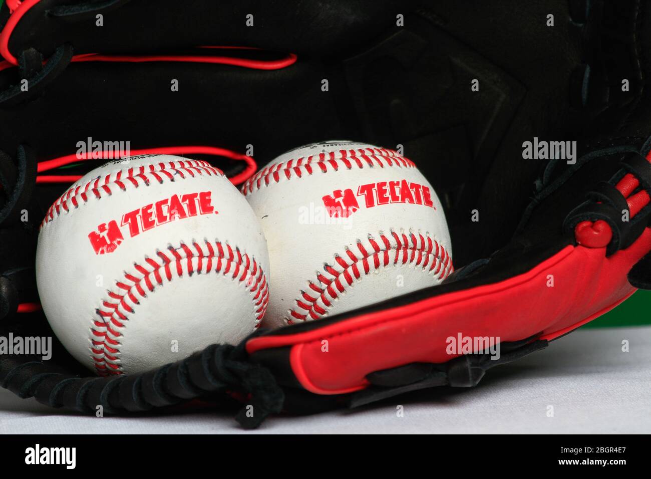 Logo Tecate, guanto, palla, pipistrello, accessori baseball, equipaggiamento da baseball, Logotipo Tecate, Guante, pelota, bat,accessori del Besbol, equipaggiamento de B. Foto Stock