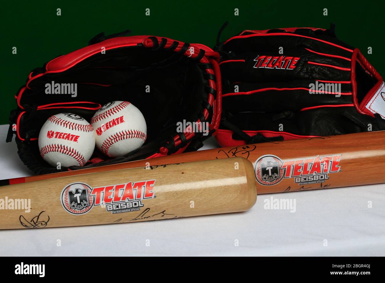 Logo Tecate, guanto, palla, pipistrello, accessori baseball, equipaggiamento da baseball, Logotipo Tecate, Guante, pelota, bat,accessori del Besbol, equipaggiamento de B. Foto Stock