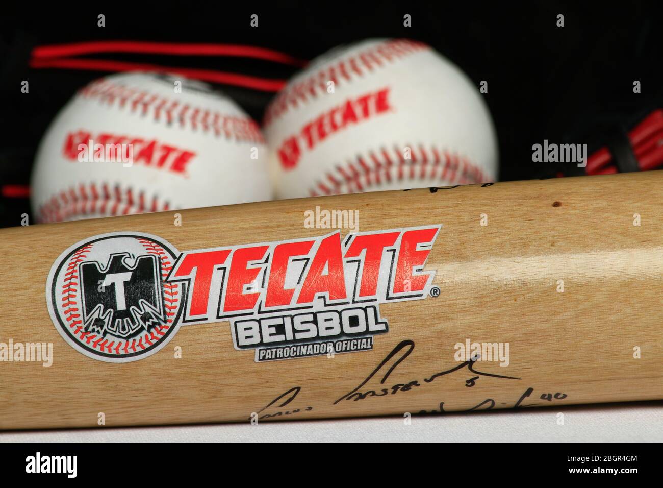 Logo Tecate, guanto, palla, pipistrello, accessori baseball, equipaggiamento da baseball, Logotipo Tecate, Guante, pelota, bat,accessori del Besbol, equipaggiamento de B. Foto Stock
