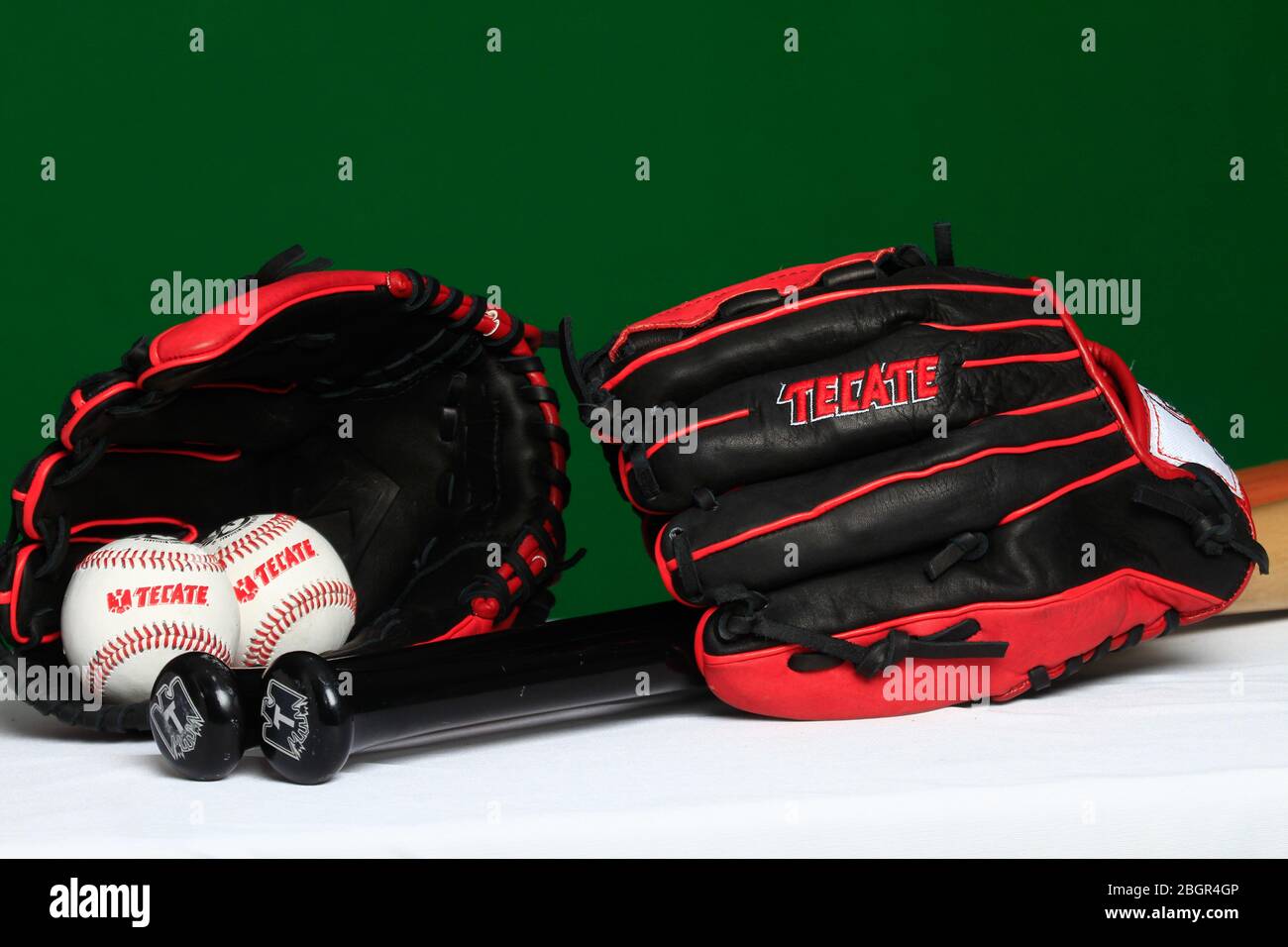 Logo Tecate, guanto, palla, pipistrello, accessori baseball, equipaggiamento da baseball, Logotipo Tecate, Guante, pelota, bat,accessori del Besbol, equipaggiamento de B. Foto Stock