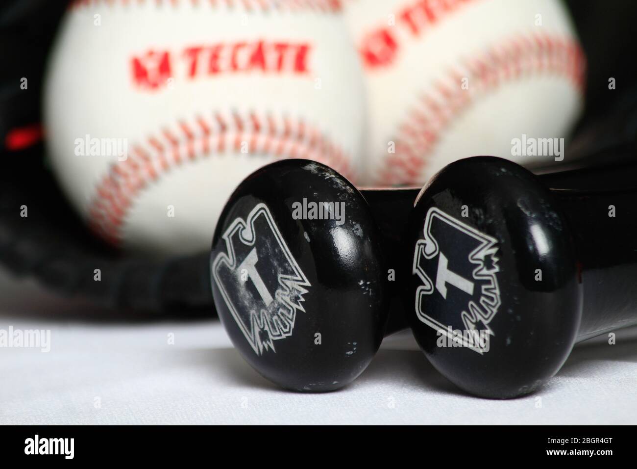 Logo Tecate, guanto, palla, pipistrello, accessori baseball, equipaggiamento da baseball, Logotipo Tecate, Guante, pelota, bat,accessori del Besbol, equipaggiamento de B. Foto Stock