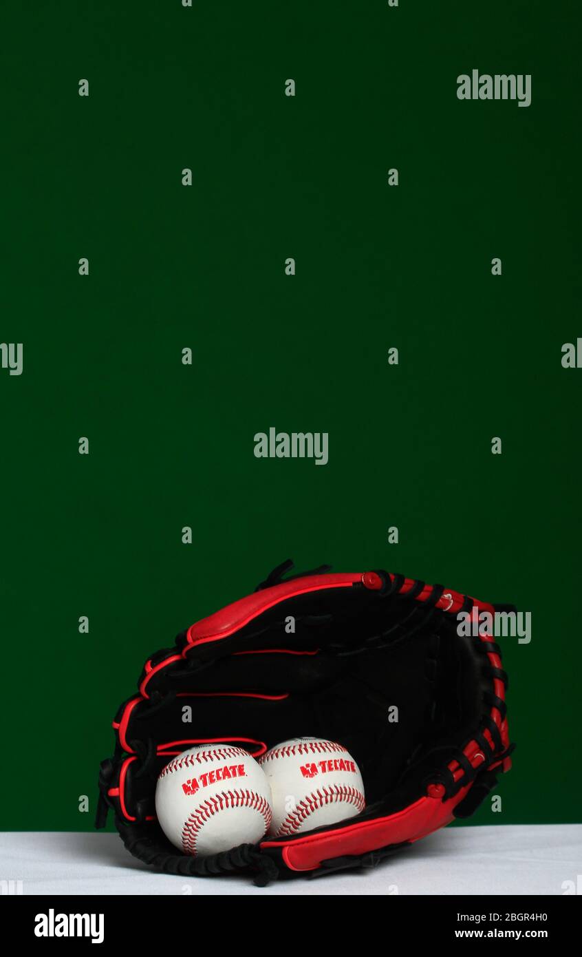 Logo Tecate, guanto, palla, pipistrello, accessori baseball, equipaggiamento da baseball, Logotipo Tecate, Guante, pelota, bat,accessori del Besbol, equipaggiamento de B. Foto Stock