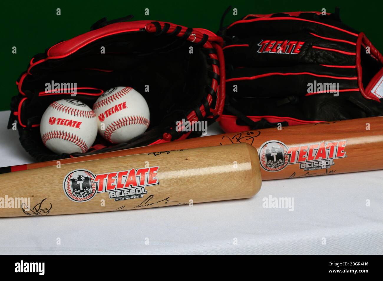 Logo Tecate, guanto, palla, pipistrello, accessori baseball, equipaggiamento da baseball, Logotipo Tecate, Guante, pelota, bat,accessori del Besbol, equipaggiamento de B. Foto Stock
