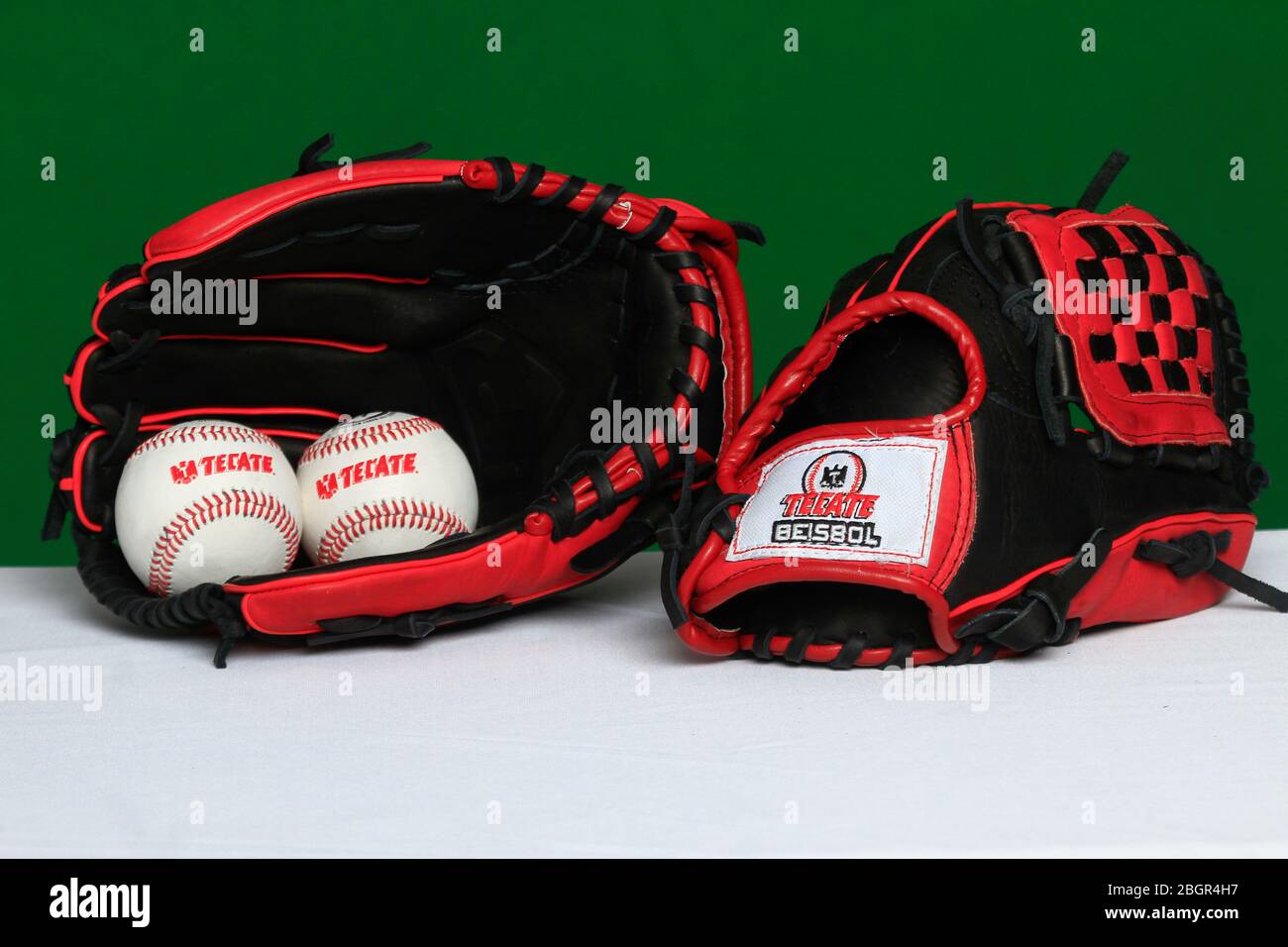 Logo Tecate, guanto, palla, pipistrello, accessori baseball, equipaggiamento da baseball, Logotipo Tecate, Guante, pelota, bat,accessori del Besbol, equipaggiamento de B. Foto Stock