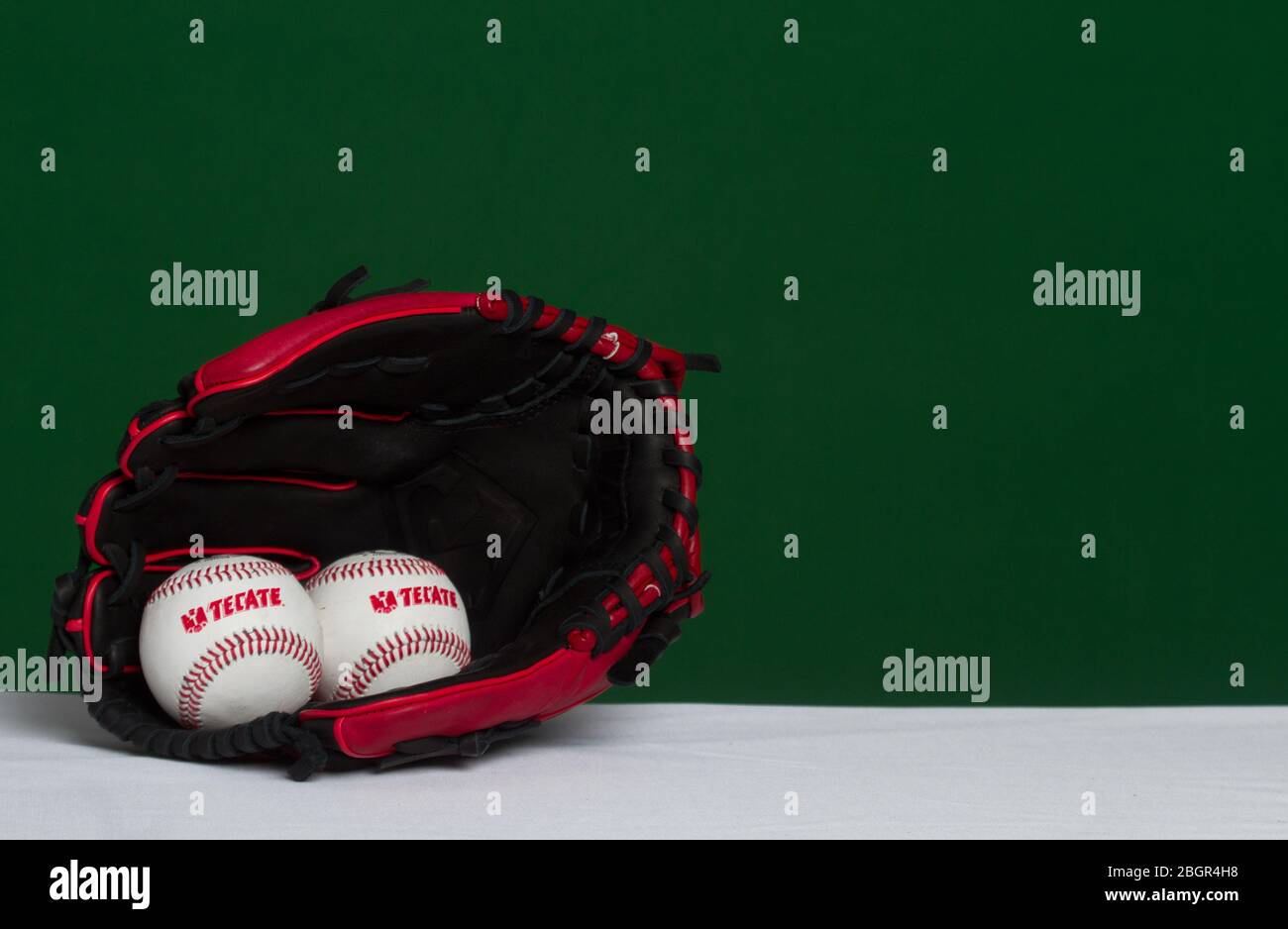 Logo Tecate, guanto, palla, pipistrello, accessori baseball, equipaggiamento da baseball, Logotipo Tecate, Guante, pelota, bat,accessori del Besbol, equipaggiamento de B. Foto Stock
