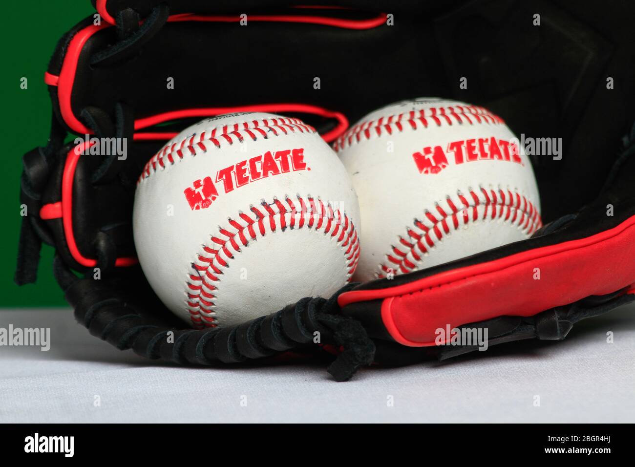 Logo Tecate, guanto, palla, pipistrello, accessori baseball, equipaggiamento da baseball, Logotipo Tecate, Guante, pelota, bat,accessori del Besbol, equipaggiamento de B. Foto Stock