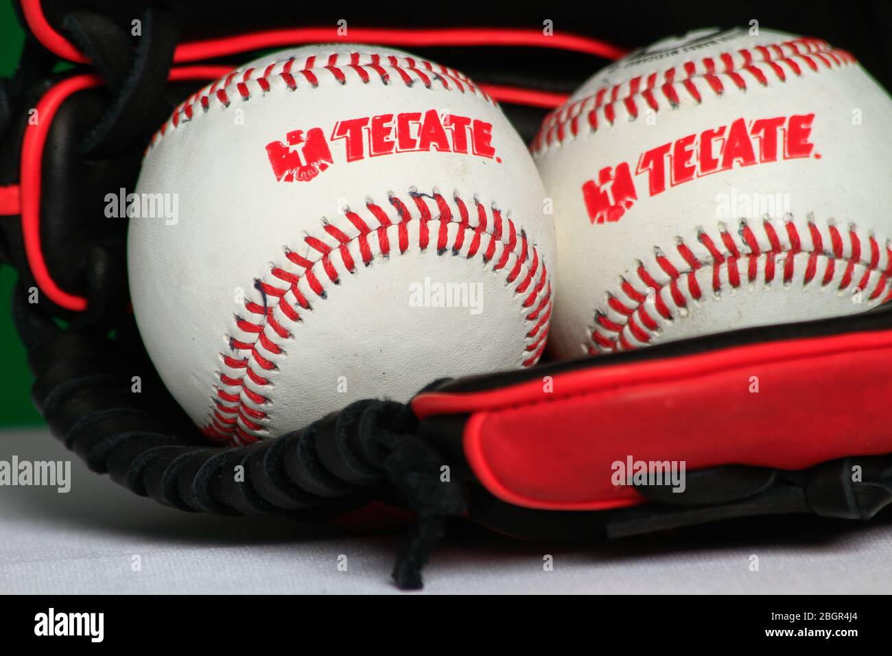 Logo Tecate, guanto, palla, pipistrello, accessori baseball, equipaggiamento da baseball, Logotipo Tecate, Guante, pelota, bat,accessori del Besbol, equipaggiamento de B. Foto Stock