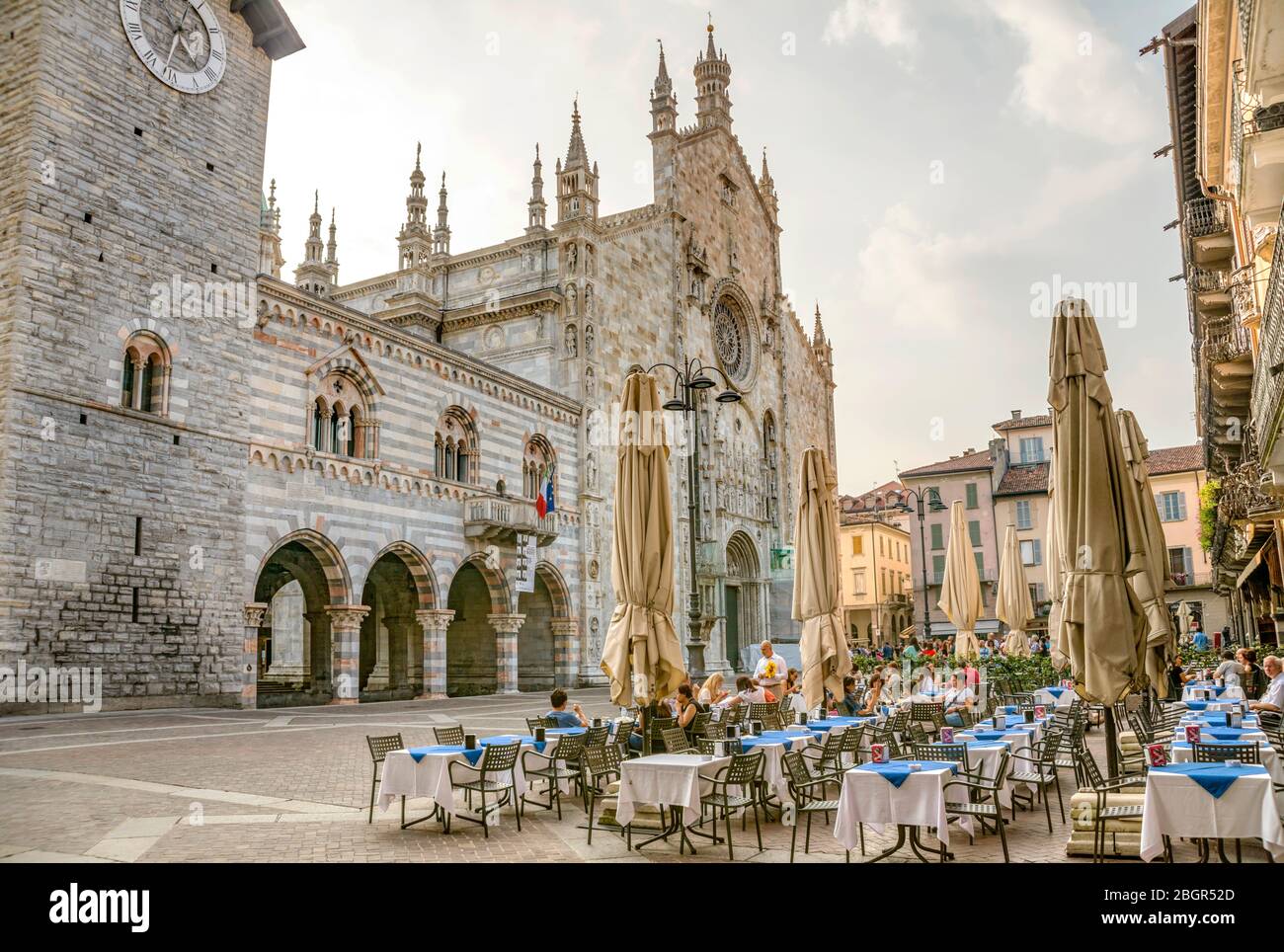 Caffè e ristoranti in Piazza Duomo, Como, Italia Foto Stock