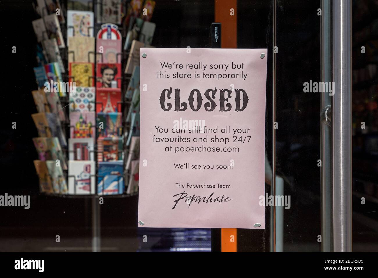 Avviso sulla porta di Paperchase a George Street a Edimburgo per informare i clienti che stanno chiudendo temporaneamente a causa del Coronavirus. Foto Stock