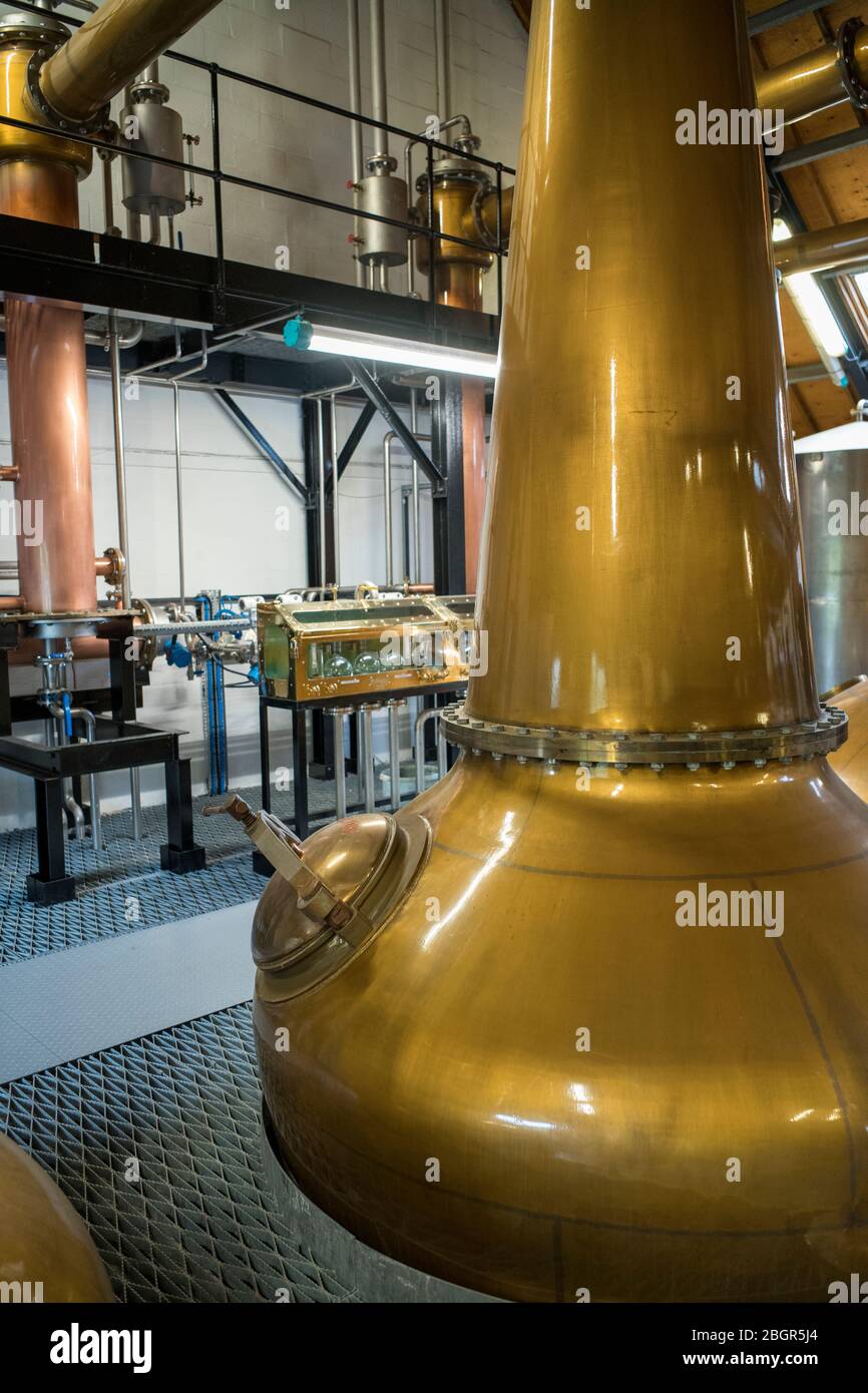 Acquavite di whisky in pentola di rame ancora presso la distilleria di whisky Arran, una delle più famose distillerie scozzesi, a Lochranza, Isola di Arran, Scozia Foto Stock