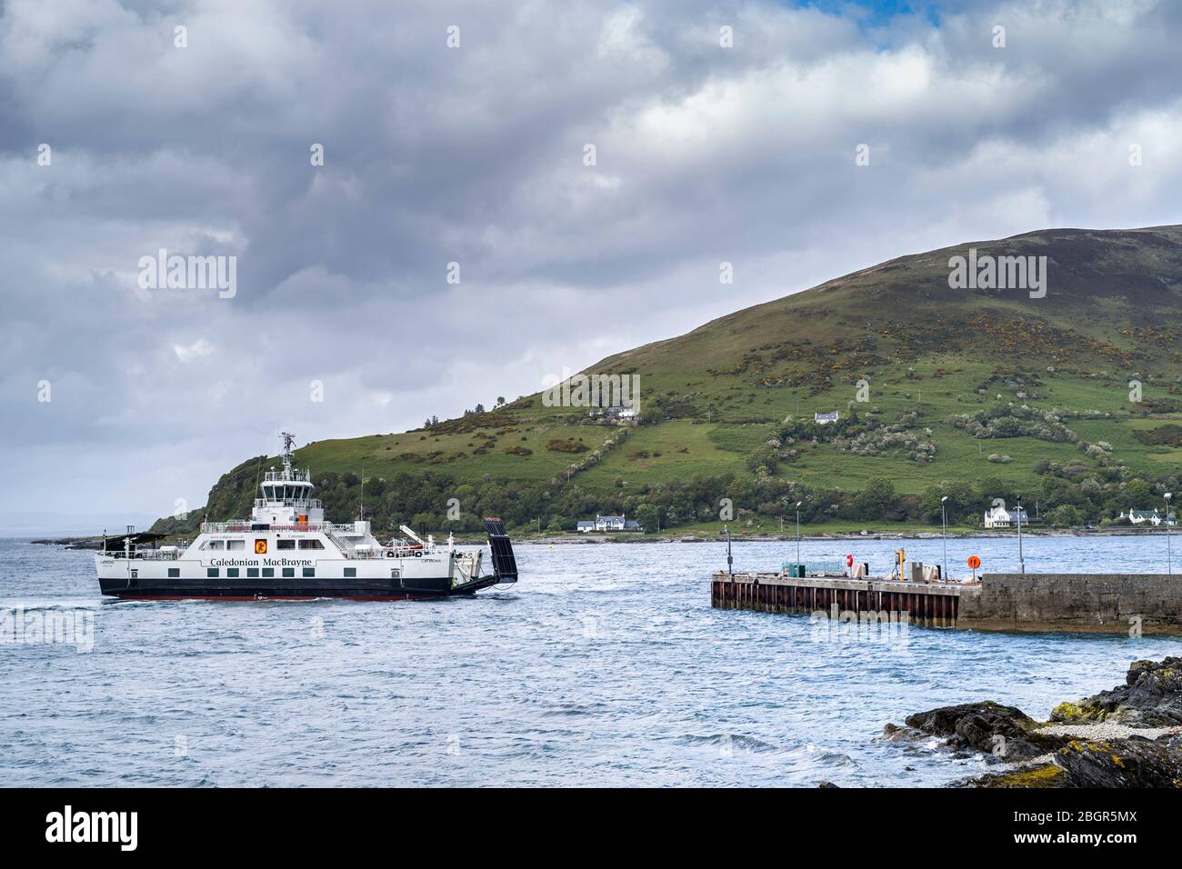 Traghetto per auto Calmac - Caldeonian MacBrayne Vehicle Ferry - partenza dal porto dei traghetti di Lochranza, Isola di Arran, Scozia Foto Stock