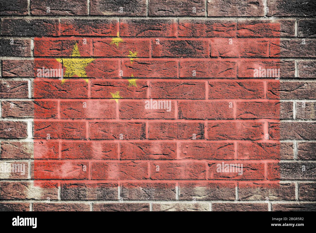 Bandiera della Repubblica popolare Cinese su sfondo muro di mattoni Foto Stock