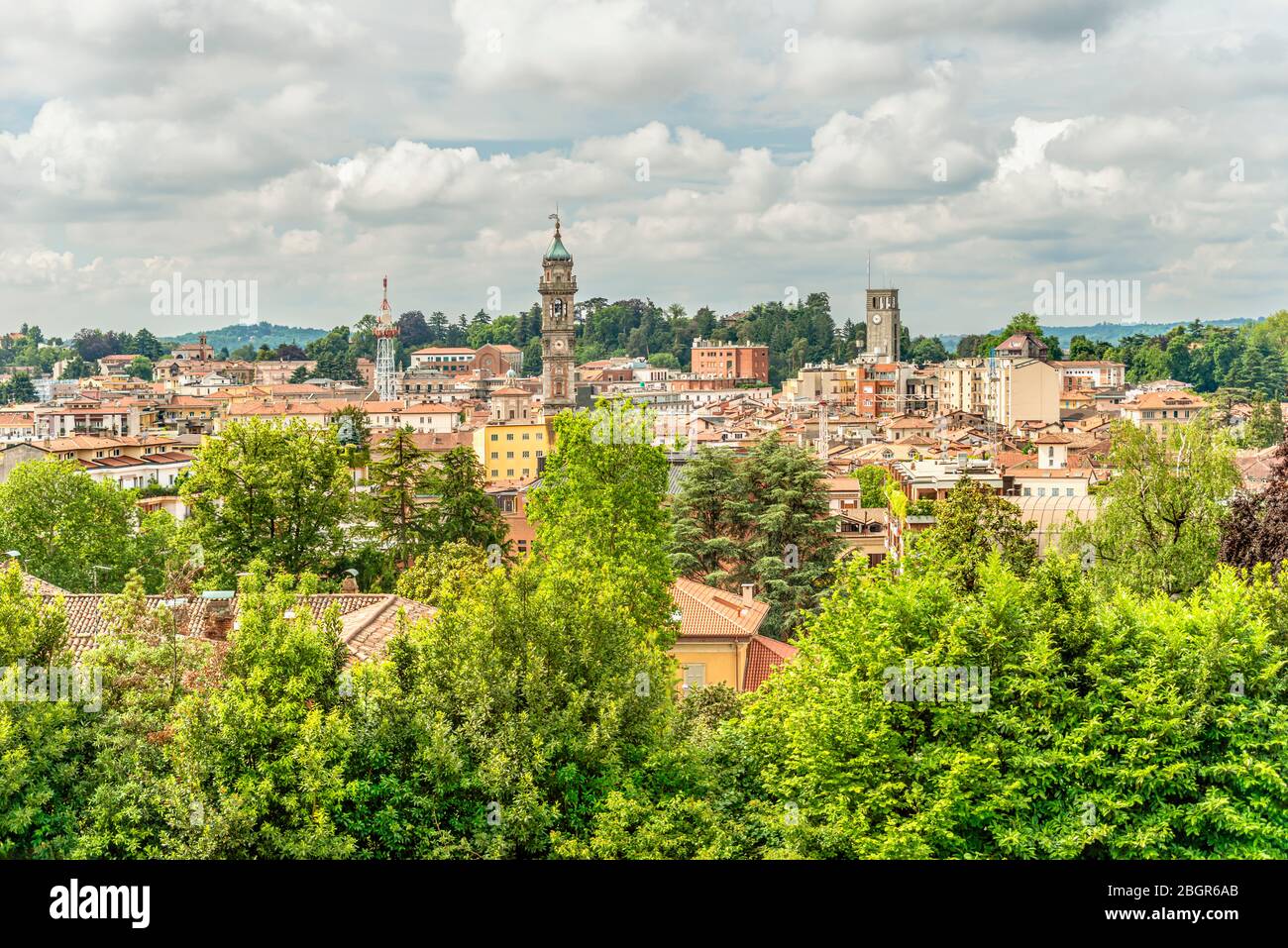 Vista dal Giardino di Villa Panza sul centro storico di Varese Foto Stock