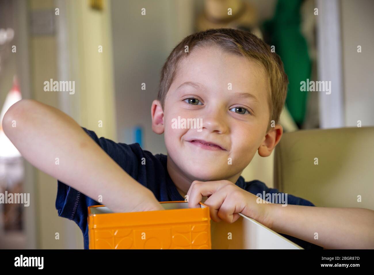 Fratello, rubare - crimine, ragazzi, Bambino, cucina, raggiungere, 10-11 anni, 6-7 anni, Adulti, cattura, etnia caucasica, concentrazione, cookie, cookie Foto Stock