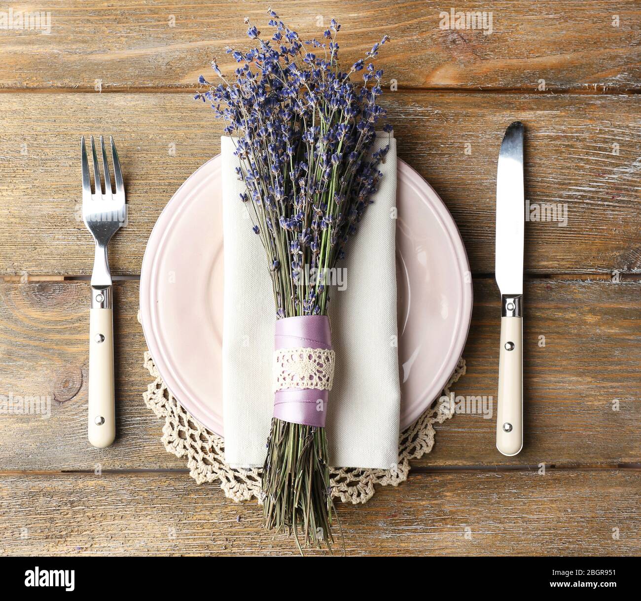 Tavolo da pranzo impostazione con fiori di lavanda sul tavolo di legno sfondo Foto Stock