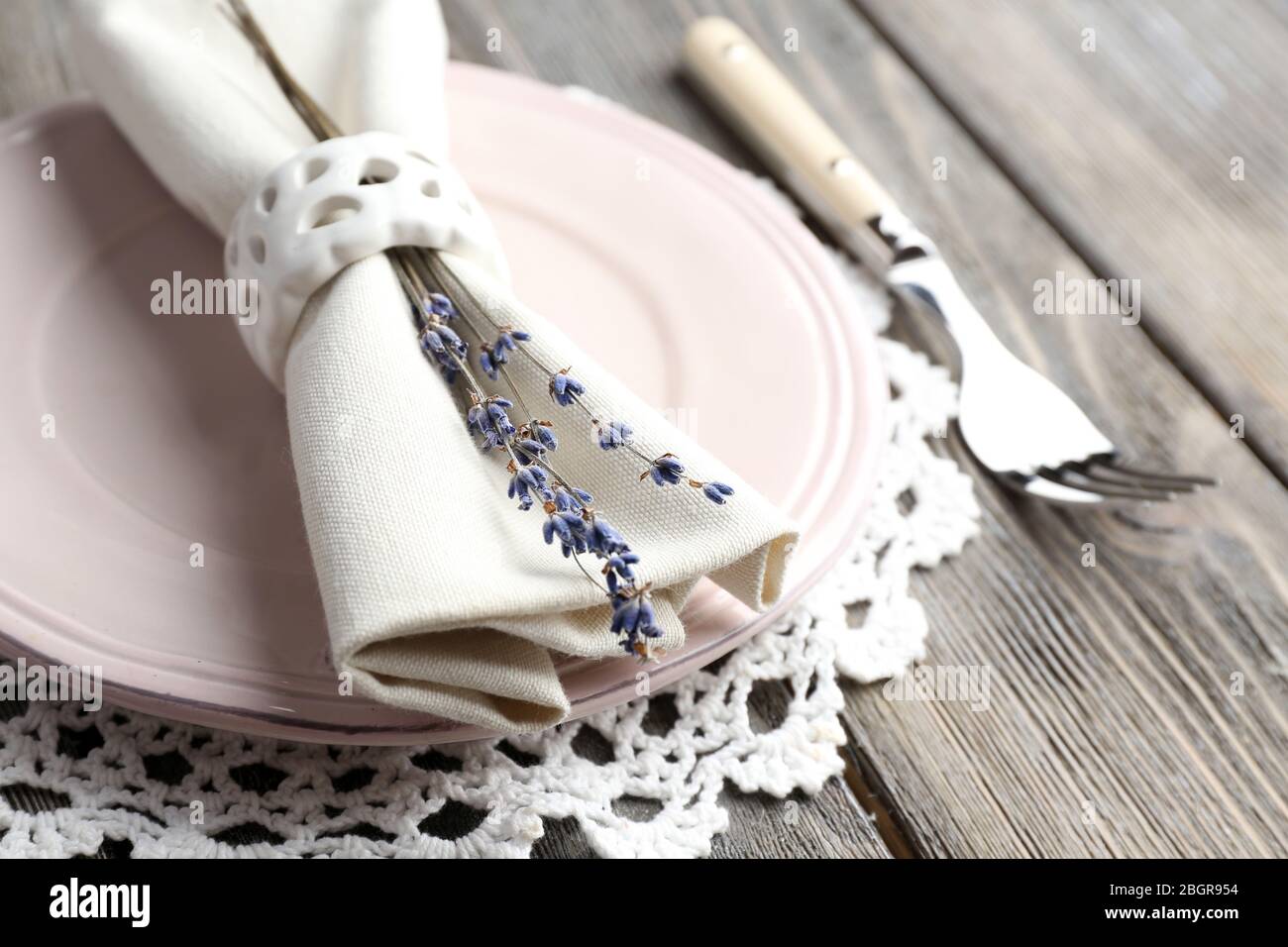 Tavolo da pranzo impostazione con fiori di lavanda sul tavolo di legno sfondo Foto Stock