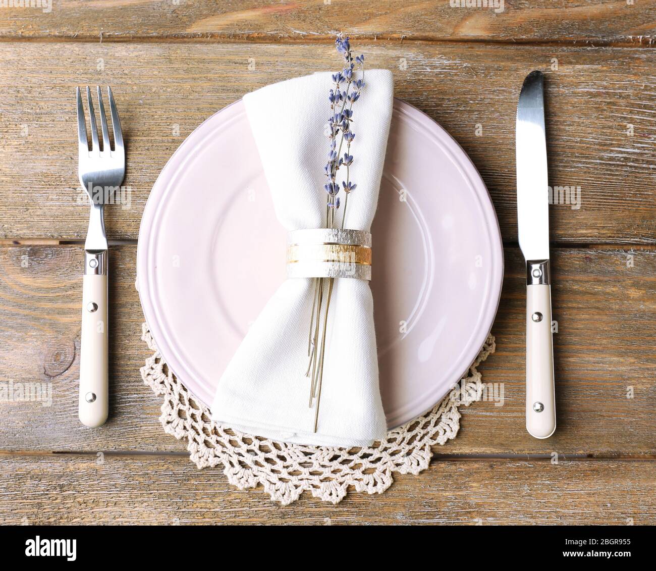 Tavolo da pranzo impostazione con fiori di lavanda sul tavolo di legno sfondo Foto Stock