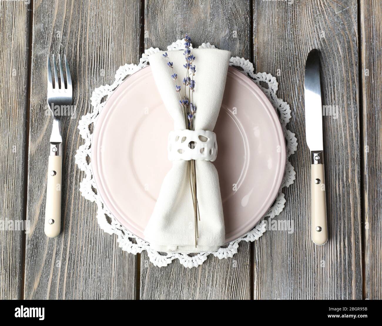 Tavolo da pranzo impostazione con fiori di lavanda sul tavolo di legno sfondo Foto Stock