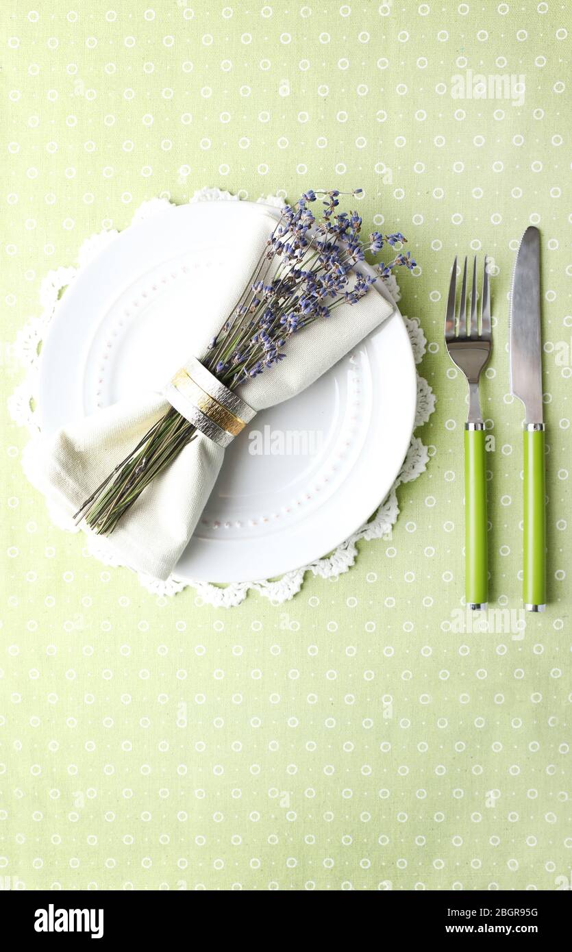 Tavolo da pranzo con fiori di lavanda su sfondo tovaglia Foto Stock